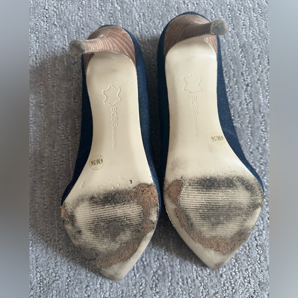 Size 6, bcbg pumps in faux denim-color. - Picture 4 of 6